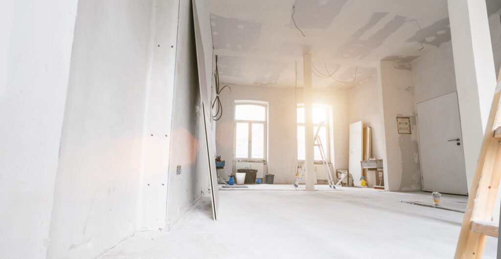 Old real estate apartment, prepared and ready for renovate Services Rénovation d'habitation